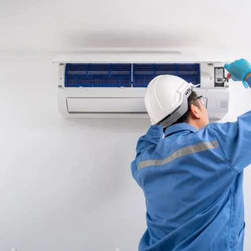 Technicien Clim-Tech 360 installant une climatisation murale à Paris