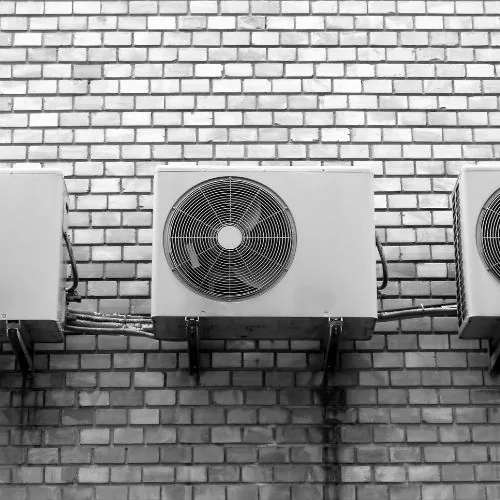 Dépannage de climatiseur sur une façade à Paris